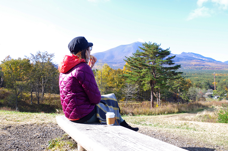大自然に囲まれた見晴台近くにあるベンチでモーニングタイム。浅間山と紅葉が美しい。